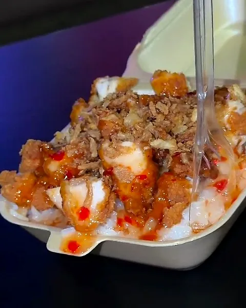 Un Tasty Crousty dans sa boîte : riz, poulet croustillant, sauce