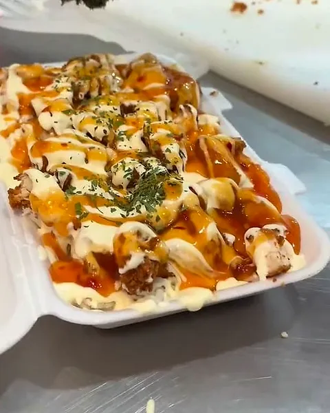 Tasty Crousty nappé de sauces, persil parsemé